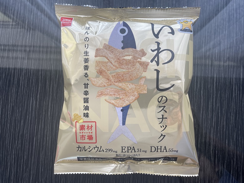 「素材市場いわしのスナック（ほんのり生姜香る、甘辛醤油味）」パッケージ